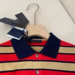Polo a righe colorate con colletto navy, stile estivo e casual, alta qualità e Comfort.