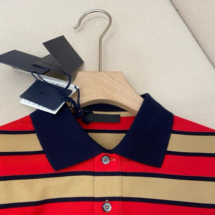 Polo a righe colorate con colletto navy, stile estivo e casual, alta qualità e Comfort.