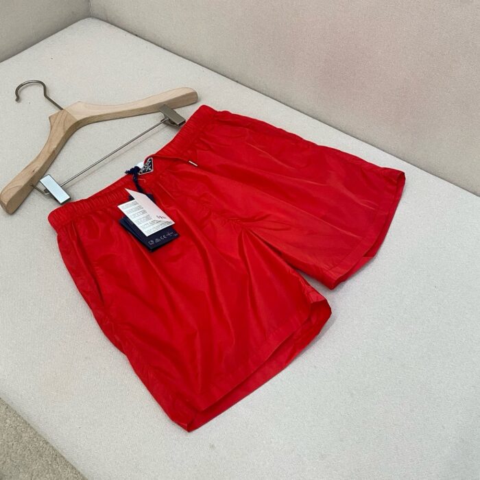 Pantaloncini estivi rossi nuovi su appendiabito, perfetti per attività allaperto e sportivi.