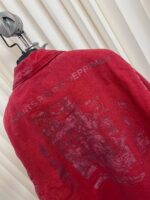 Giacca rossa con messaggio artistico Plants Bring Depression e stile casual e moderno.