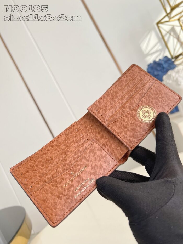 Portafoglio in pelle marrone con logo dorato, design elegante e pratico per ogni occasione.