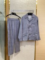 Set pigiama in cotone con motivo geometrico elegante e comodo per il relax notturno.