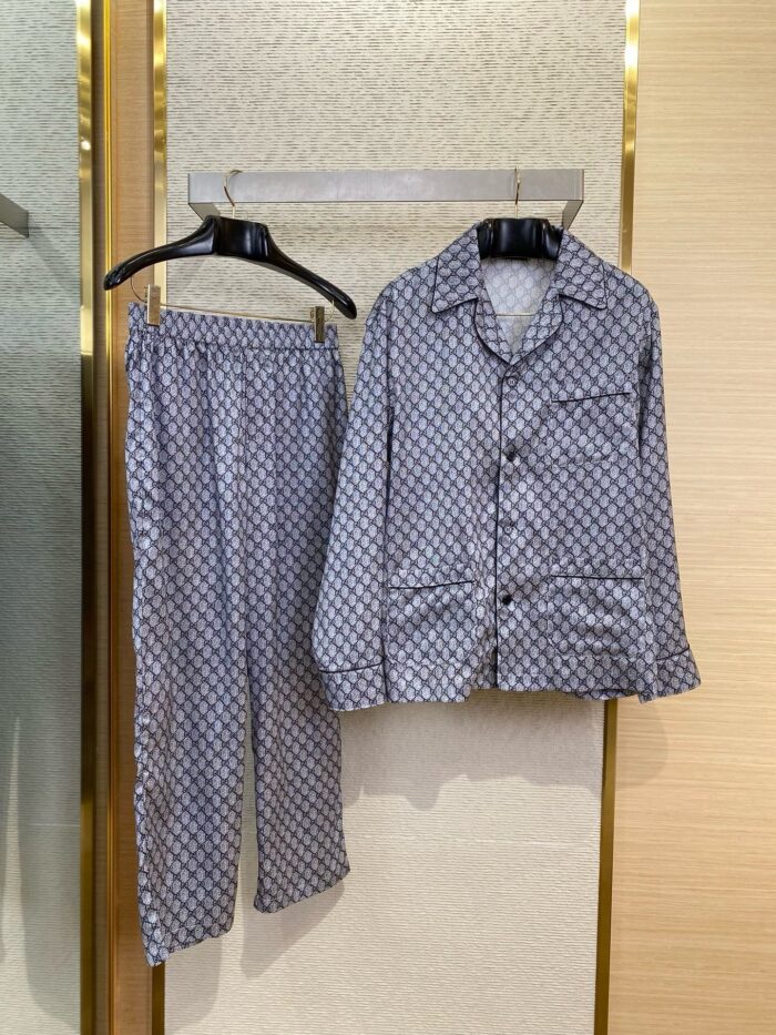 Set pigiama in cotone con motivo geometrico elegante e comodo per il relax notturno.