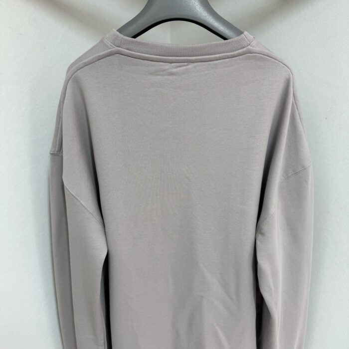 Maglietta a maniche lunghe beige minimalista per uomo e donna, stile casual e versatile.