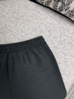 Shorts neri casual con vita elasticata, comodi e versatili per ogni occasione.