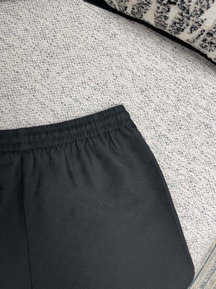 Shorts neri casual con vita elasticata, comodi e versatili per ogni occasione.