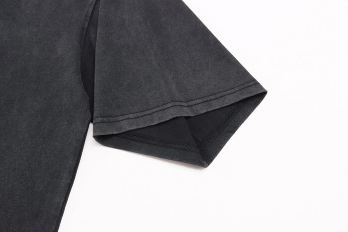 Manica di T-shirt nera minimalista, morbida, rilassata e versatile per uno stile casual.