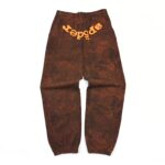 Pantaloni streetwear marroni con logo arancione, stile casual e vestibilità comoda.