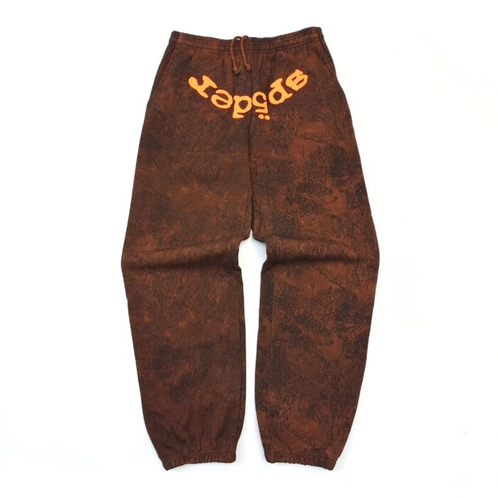 Pantaloni streetwear marroni con logo arancione, stile casual e vestibilità comoda.