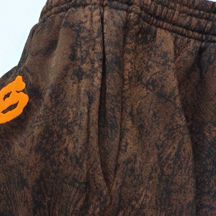 Pantaloni jogger marroni con logo arancione, comodi, elastici e stile casual.
