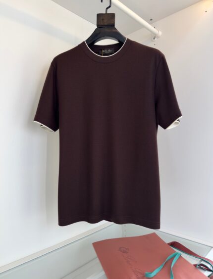 Maglietta marrone chiaro con dettagli a contrasto, stile minimalista ed elegante.
