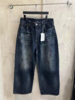 Jeans in denim indigo con effetto faded e vestibilità wide-leg, stile casual e trendy.