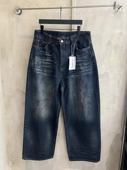 Jeans in denim indigo con effetto faded e vestibilità wide-leg, stile casual e trendy.