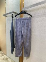 Pantaloni relax con pattern geometrico in blu e top coordinato in boutique di alta moda.
