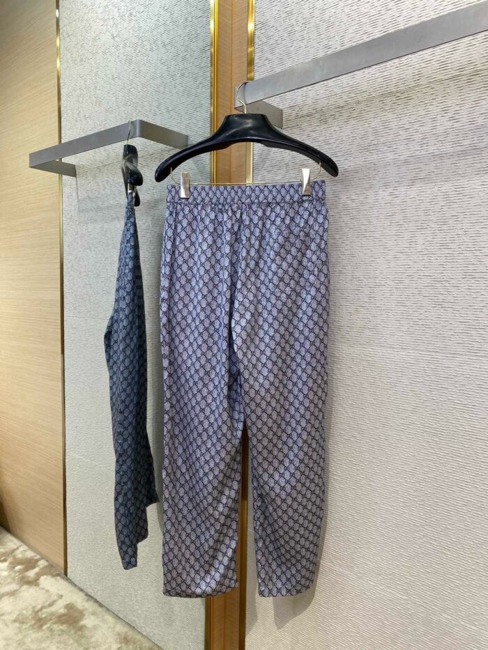 Pantaloni relax con pattern geometrico in blu e top coordinato in boutique di alta moda.
