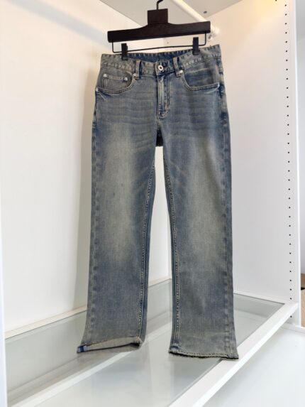 Jeans uomo a lavaggio chiaro, stile casual, vestibilità rilassata e dettagli di cuciture a contrasto.
