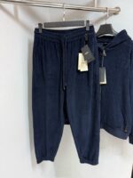 Set casual loungewear navy con jogger e felpa a texture rigata, comfort e stile moderno.