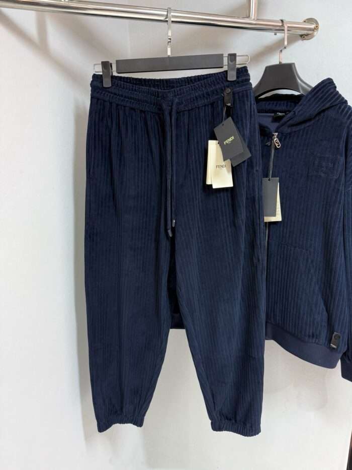 Set casual loungewear navy con jogger e felpa a texture rigata, comfort e stile moderno.