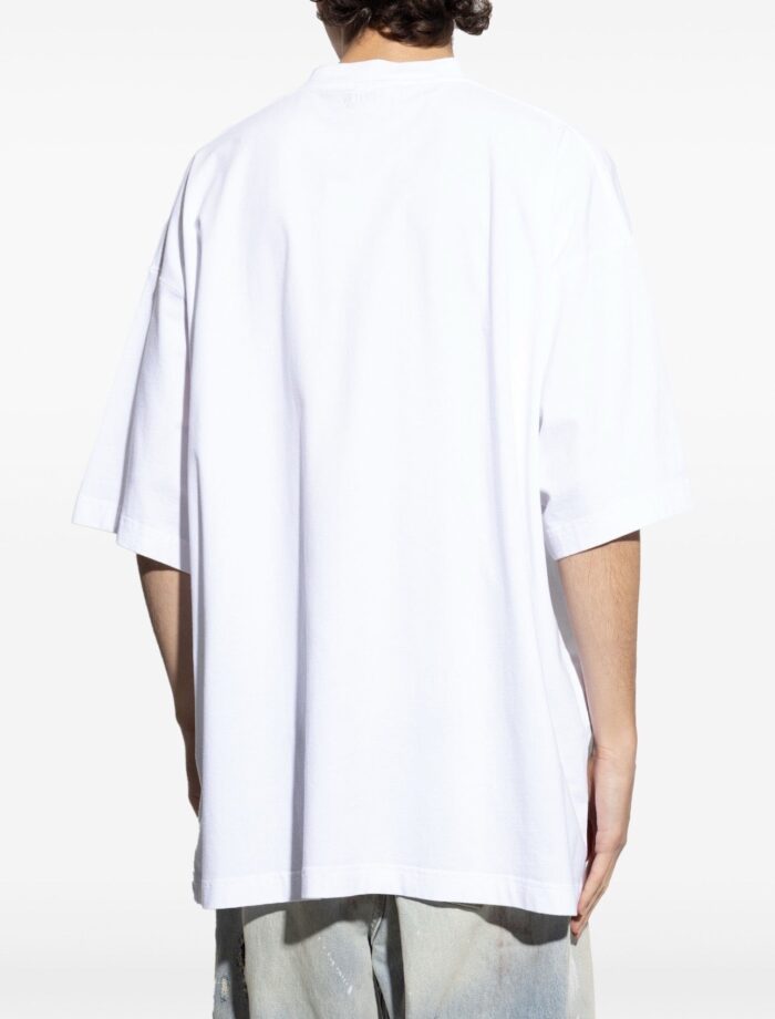 Maglietta bianca oversize, stile casual e fresco, outfit semplice e confortevole per l’estate.
