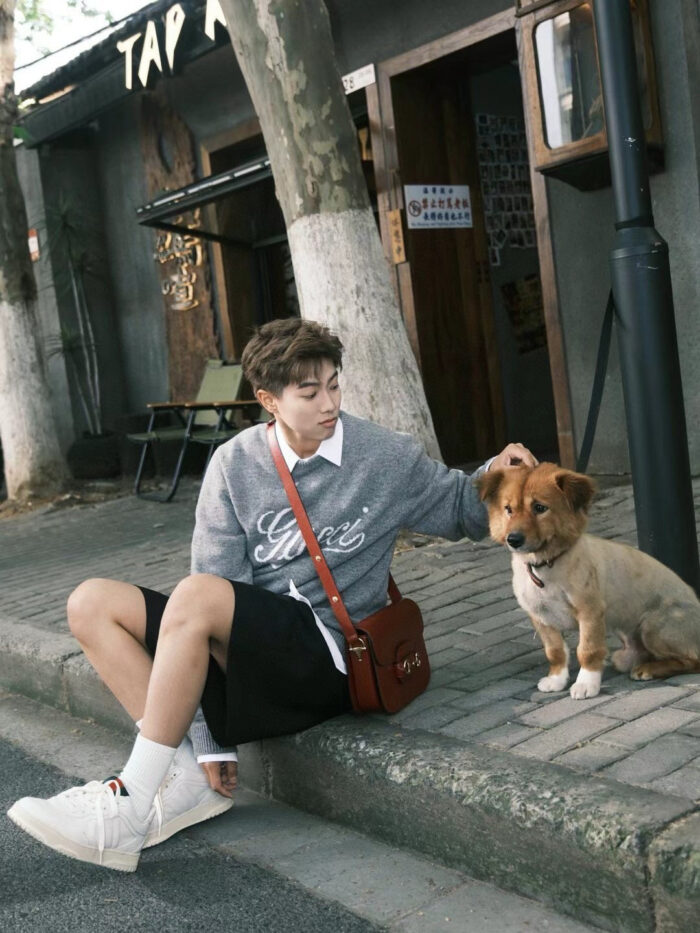 Giovane con cane allaperto in un ambiente urbano e accogliente.