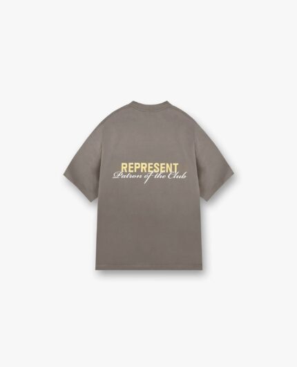 Maglietta Represent casual oversize con logo frontale e messaggio “Saviors of the Tribe”.