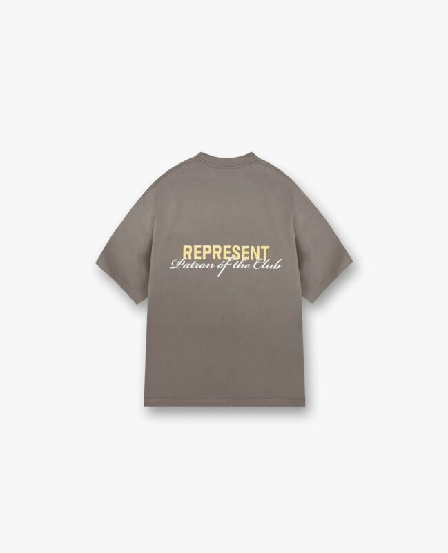 Maglietta Represent casual oversize con logo frontale e messaggio “Saviors of the Tribe”.