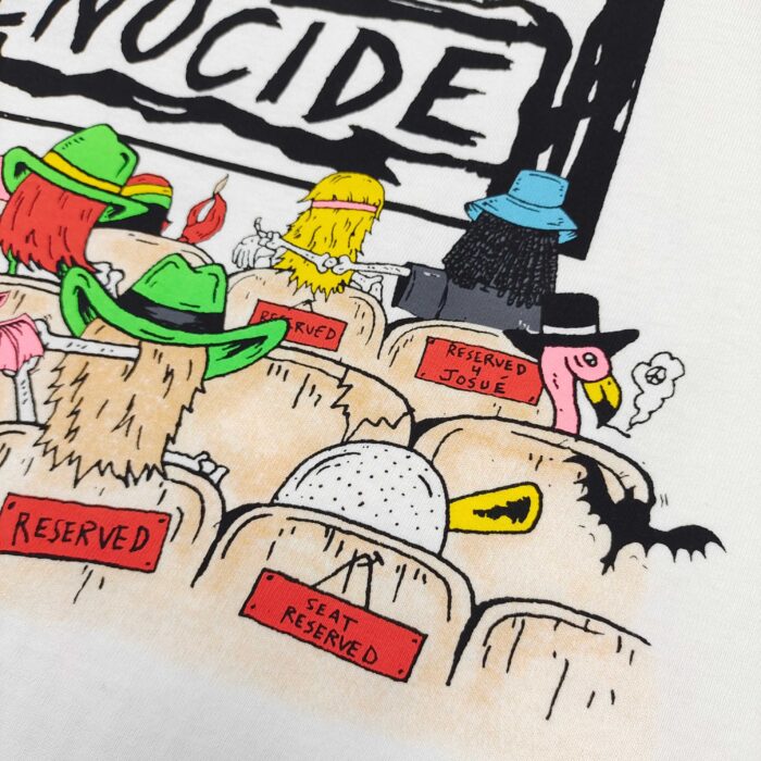 Character cartoon in teatro colorato con sedie riservate e contrasto tra umorismo e genocidio.