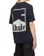 T-shirt oversized Rhude con logo grafico, cargo neri, stile streetwear casual e urbano.