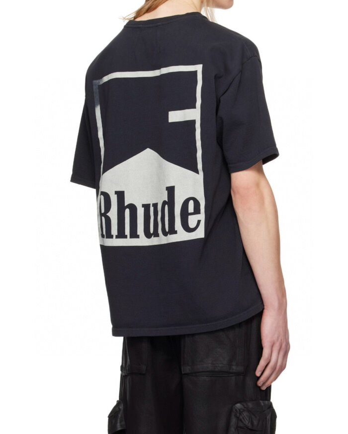 T-shirt oversized Rhude con logo grafico, cargo neri, stile streetwear casual e urbano.