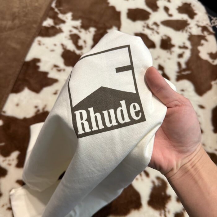 Maglietta Rhude bianca con logo minimalista e sfondo animalier in pelle.