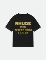 Maglietta nera streetwear con logo giallo Rhude e dettagli tecnici, stile industriale minimalista.