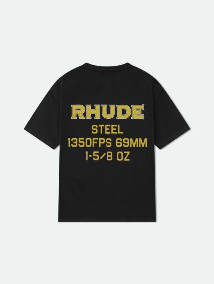 Maglietta nera streetwear con logo giallo Rhude e dettagli tecnici, stile industriale minimalista.