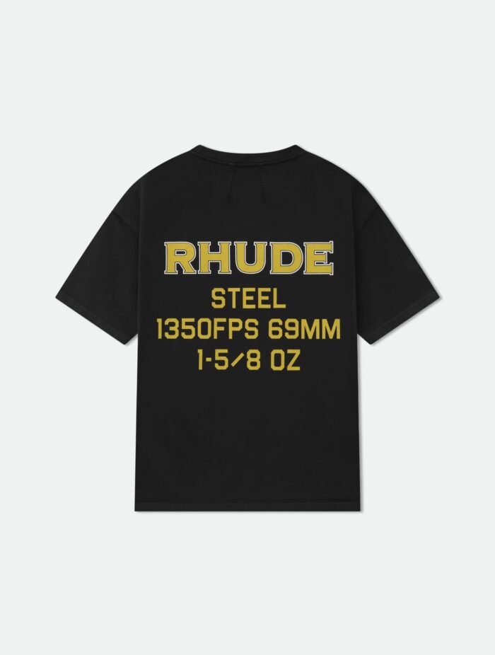 Maglietta nera streetwear con logo giallo Rhude e dettagli tecnici, stile industriale minimalista.
