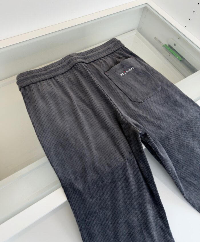 Pantaloni grigi in cotone a coste con vita elastica e tasca posteriore moderna e comoda.