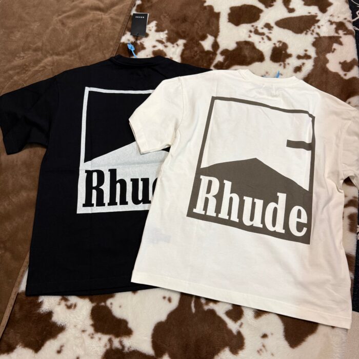 T-shirt Rhude bianca e nera, design moderno e streetwear, stile minimalista e di tendenza