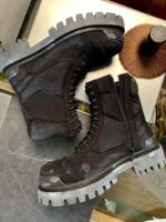 Stivali da outdoor neri con suola antiscivolo, zip laterale e design robusto per avventure.