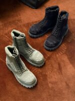 Stivali da uomo in verde oliva e nero, stile robusto e versatile, perfetti per outdoor e urbano.