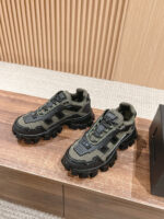 Sneakers outdoor in verde oliva, suola spessa e dettagli moderni, perfette per stile casual e avventura.
