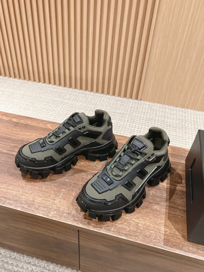Sneakers outdoor in verde oliva, suola spessa e dettagli moderni, perfette per stile casual e avventura.