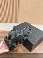 Scarpa da trail rugged olive con suola chunky, dettagli riflettenti e design sportivo moderno.