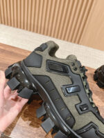Sneaker rugged outdoor olive e nero con suola antiscivolo e dettagli moderni.