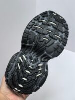 Suola sportiva rugged con motivo antiscivolo e dettagli bianchi per trazione e comfort outdoor.