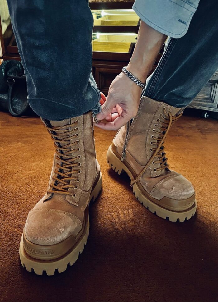 Stivali in camoscio chiaro, robusti e alla moda, pronti per avventure con dettagli eleganti.