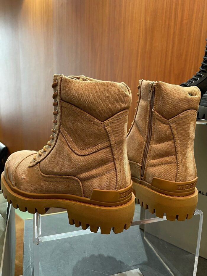 Stivaletti tan in pelle e tessuto, antiscivolo, ideali per outdoor e stile casual.