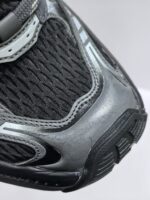 Scarpa da corsa leggera in mesh con suola antiscivolo e dettagli riflettenti per visibilità.