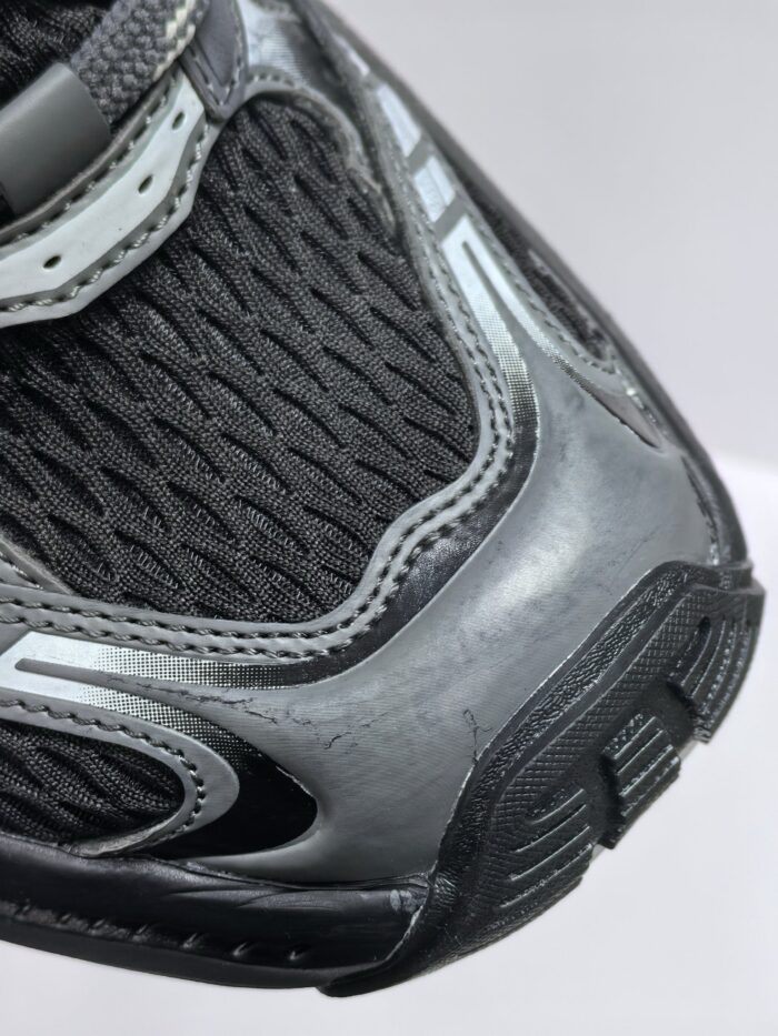 Scarpa da corsa leggera in mesh con suola antiscivolo e dettagli riflettenti per visibilità.