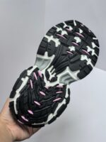 Sola di scarpa da corsa con grip, stile moderno e dettagli rosa per alte prestazioni.