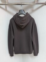 Felpa minimalista in tono terra con cappuccio, vista posteriore, stile casual ed elegante.