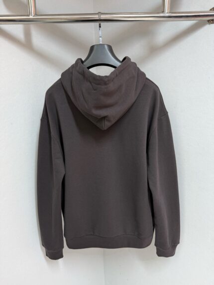 Felpa minimalista in tono terra con cappuccio, vista posteriore, stile casual ed elegante.