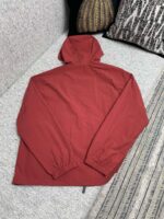 Felpa morbida color terracotta, stile casual, ideale per outfit confortevoli e autunnali.